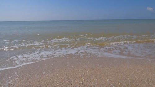 Vagues De Plage Frappant Le Rivage