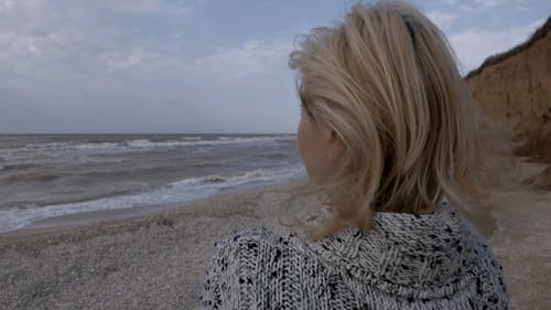 Vrouw Alleen Door De Zee