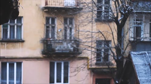 Schnee, Der Vor Einem Haus Herunterfällt