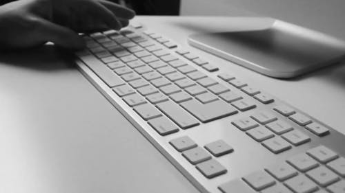コンピューターの前で男の白黒ビデオ