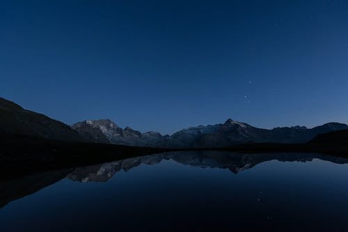 Schöner Zeitraffer Des Nachthimmels Mit Reflexionen In Einem See