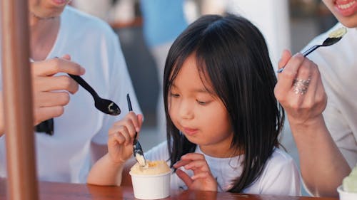 Dziewczynka Jedząca Lody W Papierowej Misce