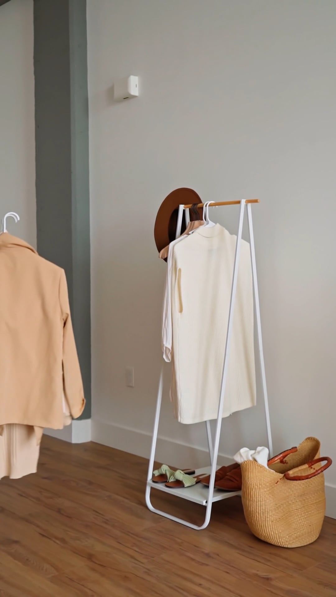 Vídeos de stock gratuitos sobre acogedor, adentro, adulto, ahorro de espacio, almacenamiento, básquet, casa, casual, colada, colores neutros, de moda, diseñar, diseño, estante, estilo de vida, guardarropa, interior, mejoras para el hogar, minimalista, mínimo, moda, moderno, mujer, orden, ordenado, organizando, organizar, perchas, perchero, poniendo, ropa, rutina, sencillez, suelo de madera, tejido, tejidos, vida domestica, video vertical