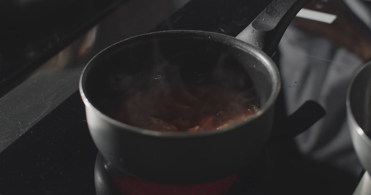 a chef cooking foods 8626266