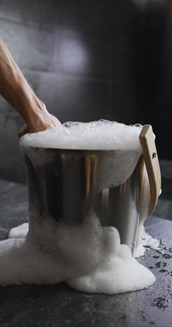 钢丝球刷锅视频素材