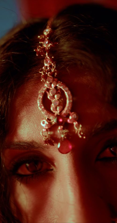 A beautiful woman wearing jewelries