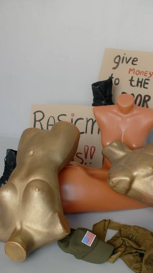 Mannequins and Placards