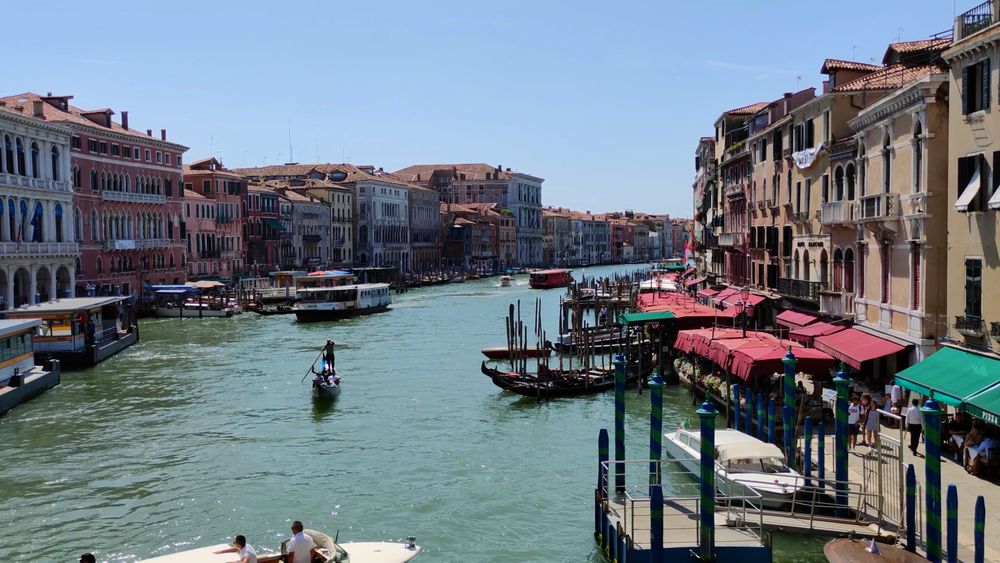 Góndola en el Gran Canal de Venecia, Italia