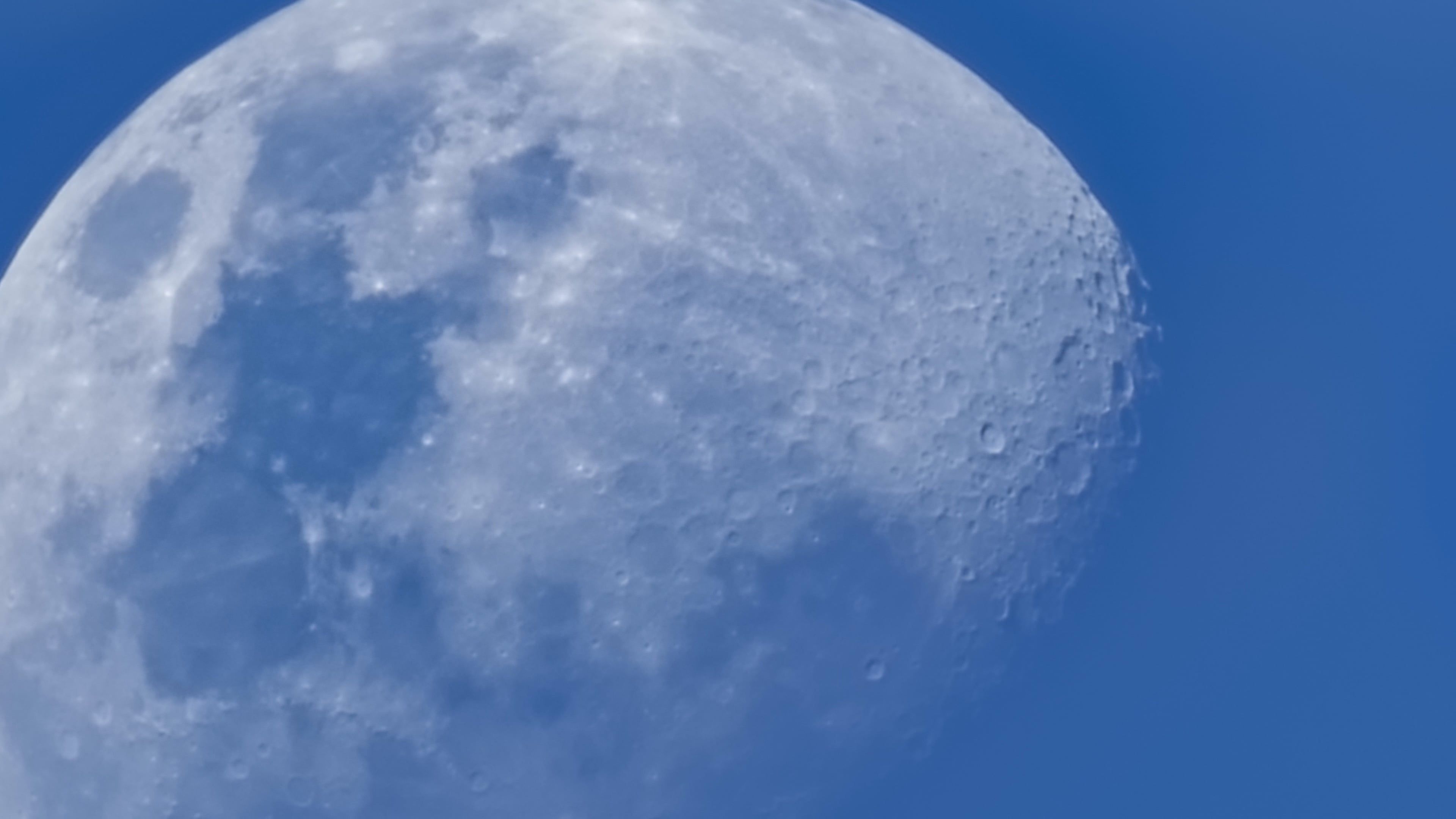 Close Up Da Lua Contra O Céu Azul · Vídeo profissional gratuito