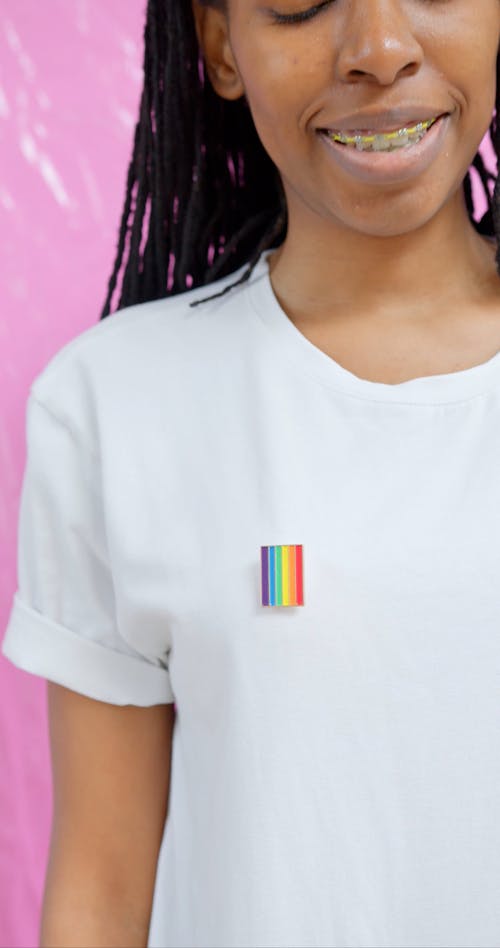 Frau Mit Regenbogen Pin Auf Ihrem Shirt