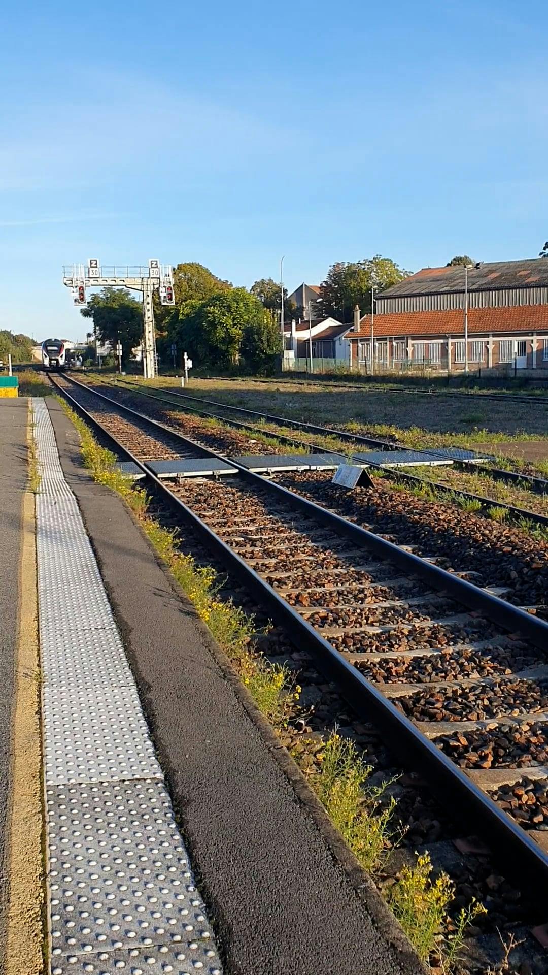 Train coming to platform · Free Stock Video